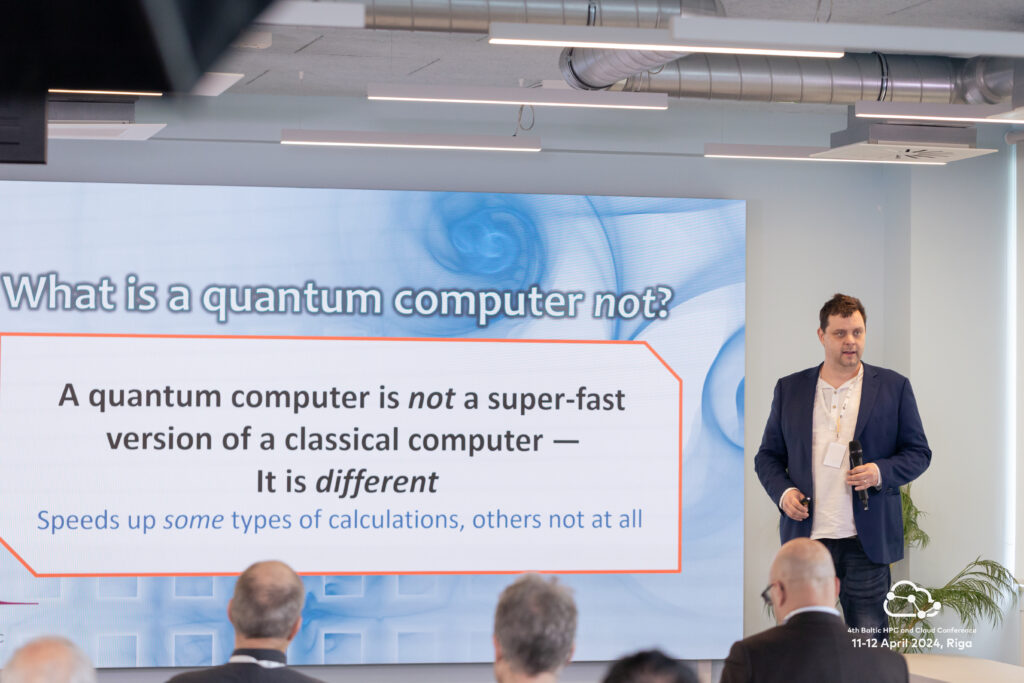 Mikael Johansson presenting about "What is a quantum computer and it is not"